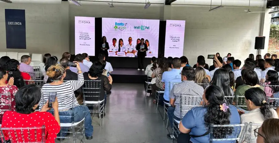 Jóvenes becarios del centro ¡Supérate! Fundación Poma diseñan soluciones tecnológicas bilingües para desafíos locales