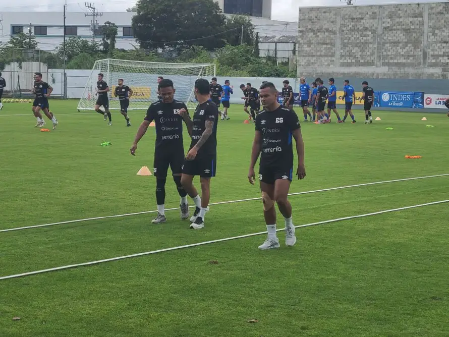 Defensor salvadoreño Henry Romero es duda en la eliminatoria ante Panamá por molestias en la rodilla