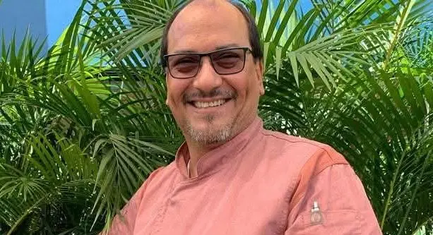 El chef Roberto Cuadra celebra 28 años de gastronomía peruana en El Salvador