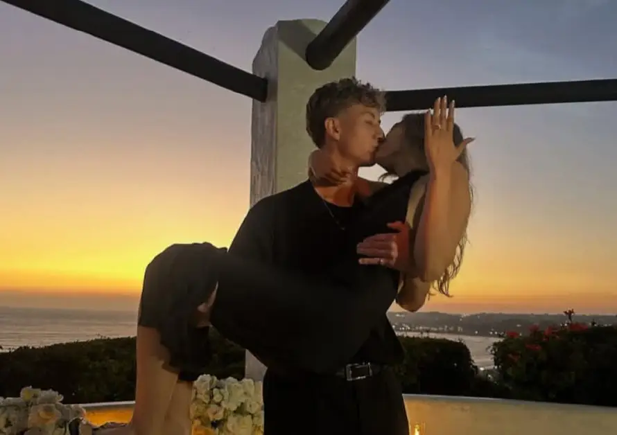 Nathan Ordaz, delantero de la Selecta, se compromete con su novia Alaini Cardoso