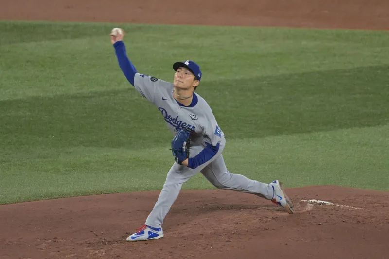 Yamamoto lanza juego completo y Dodgers empatan la Serie Mundial