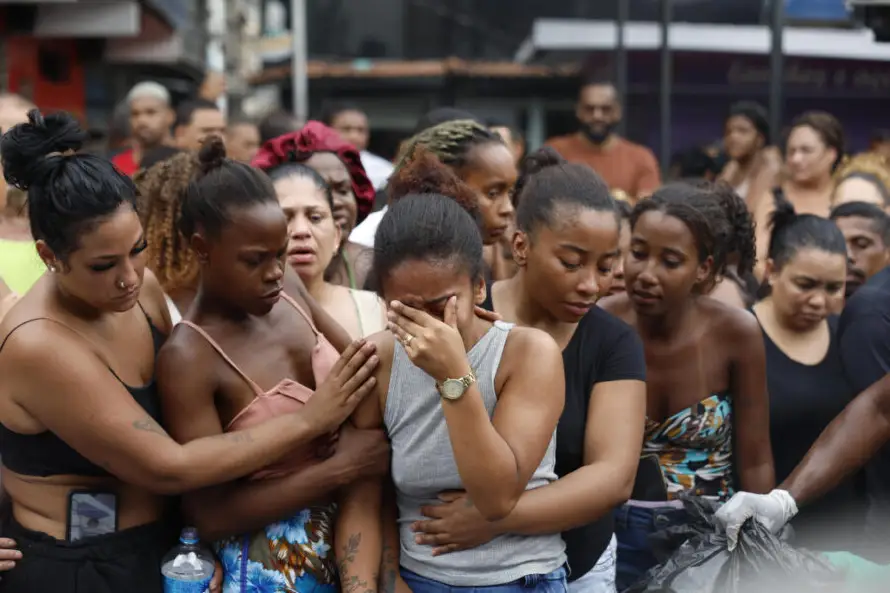 Una noche de rescate de decenas de cadáveres tras la operación policial más letal en Río