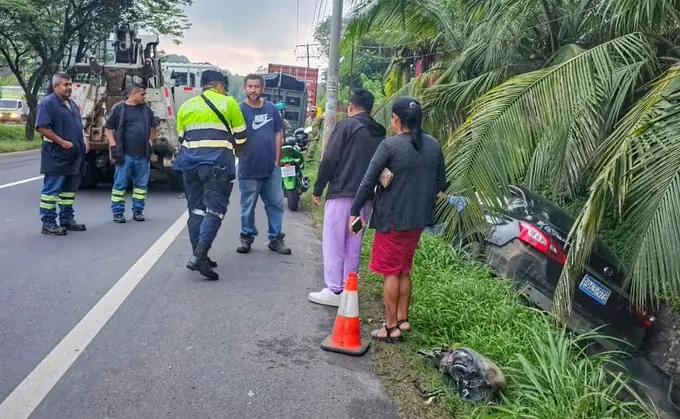 "Velocidad inadecuada" de una rastra causa accidente en La Libertad Centro