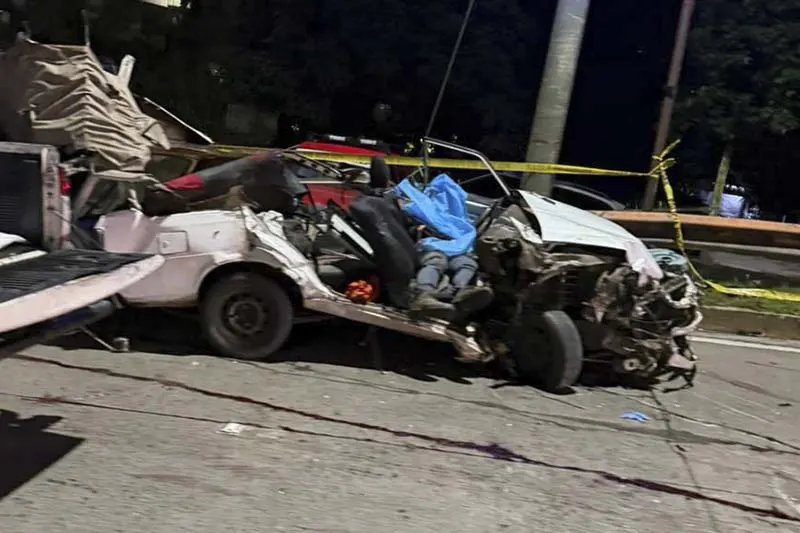Aparatoso accidente entre vehículo y rastra deja un fallecido en autopista Comalapa