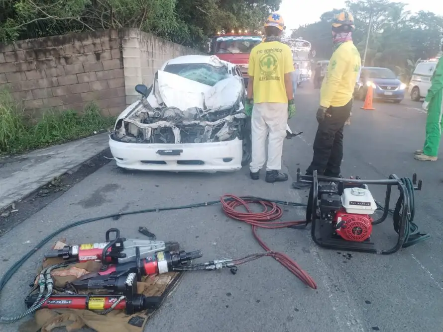Identifican a conductor que murió al chocar contra una rastra en Guazapa