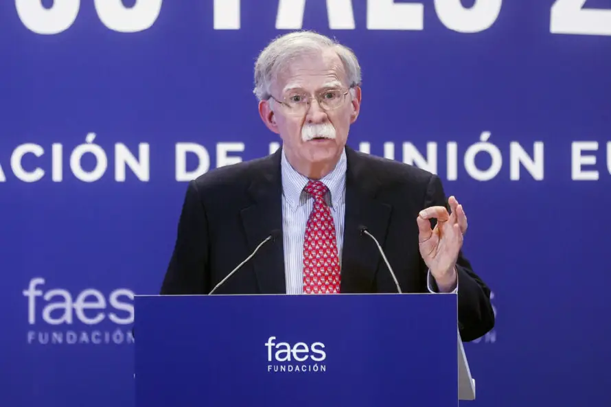 Exasesor de Trump se entrega a las autoridades tras imputación por documentos clasificados