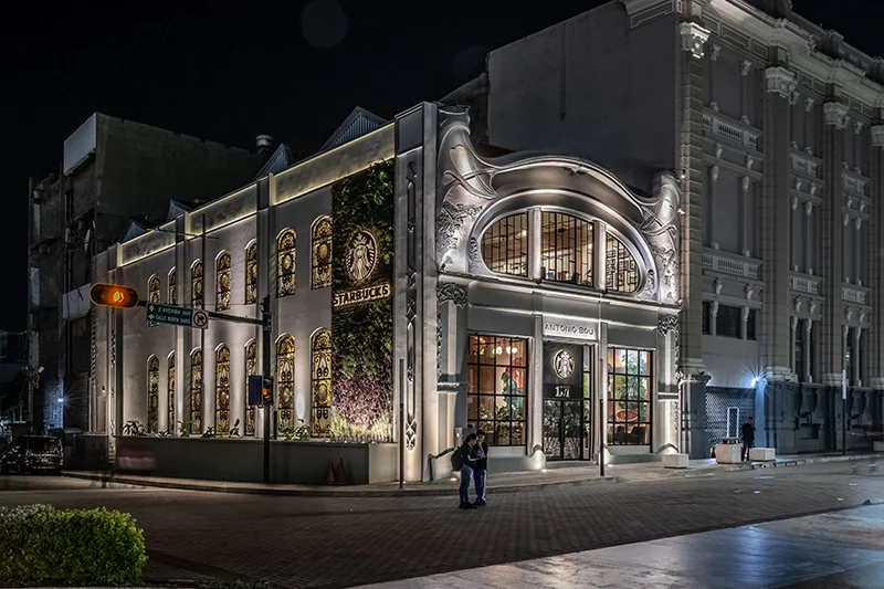 Mientras cierra en EEUU, Starbucks abrirá cinco cafeterías en El Salvador el próximo año