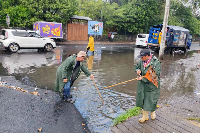 Lluvias de este sábado dejan calles anegadas en San Salvador