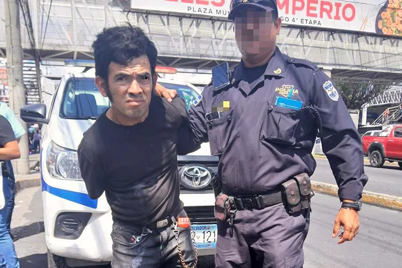 Detienen a hombre que amenazaba con un arma de plástico