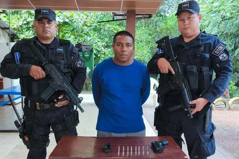PNC detiene a hombre por disparar al aire libre en Santa Ana