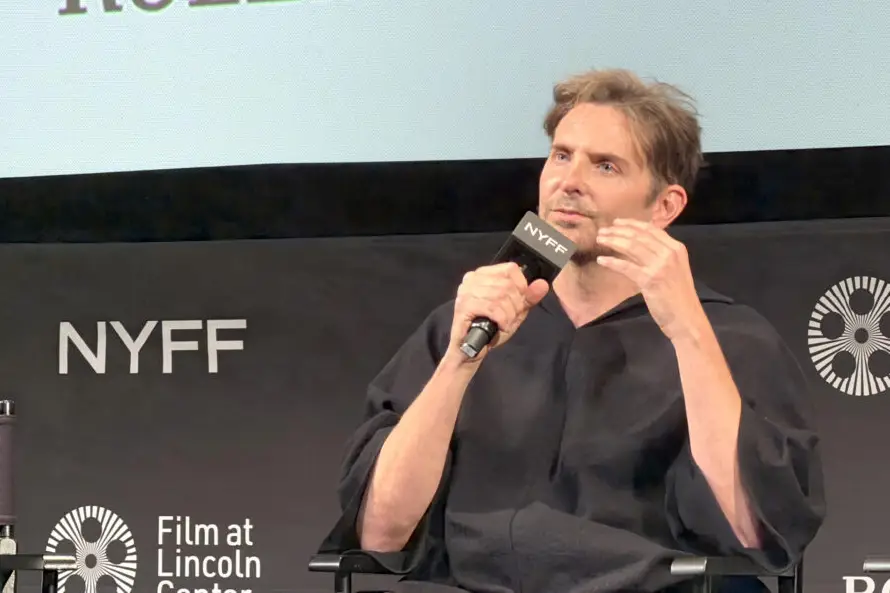 Bradley Cooper bajó el telón del Festival de Nueva York con su comedia "Is this thing on?"