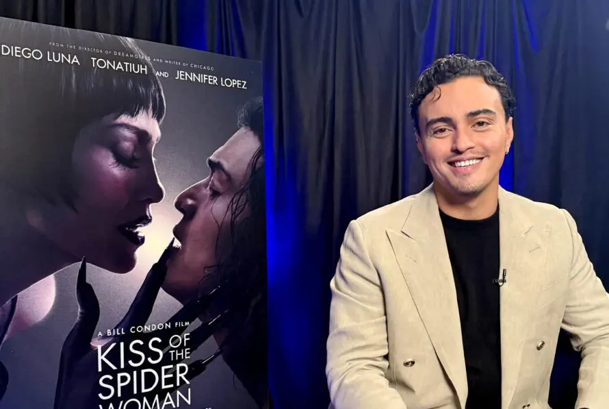 El actor Tonatiuh y su rol queer-latino en "El beso de la mujer araña" con J.Lo y Diego Luna