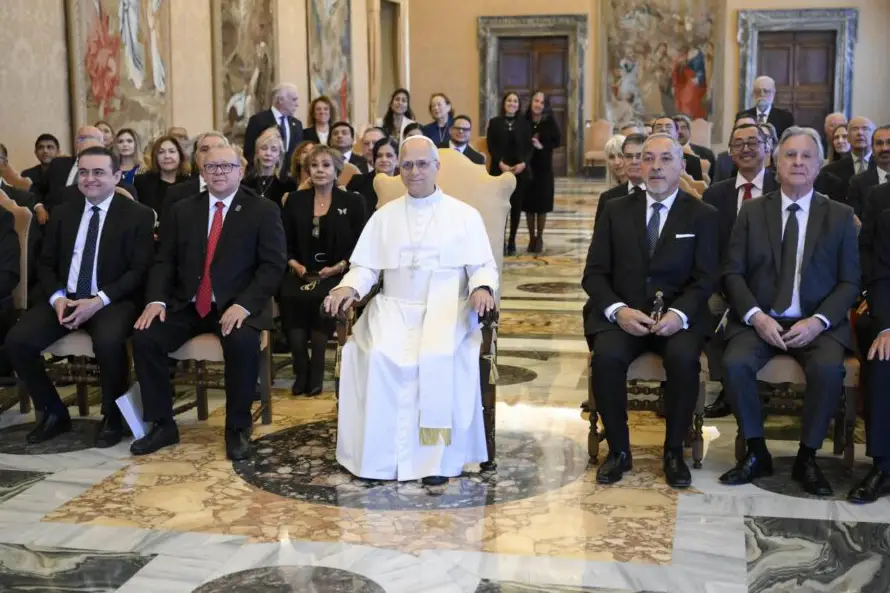 El papa dice que la inteligencia artificial jamás reemplazará la cercanía de un médico