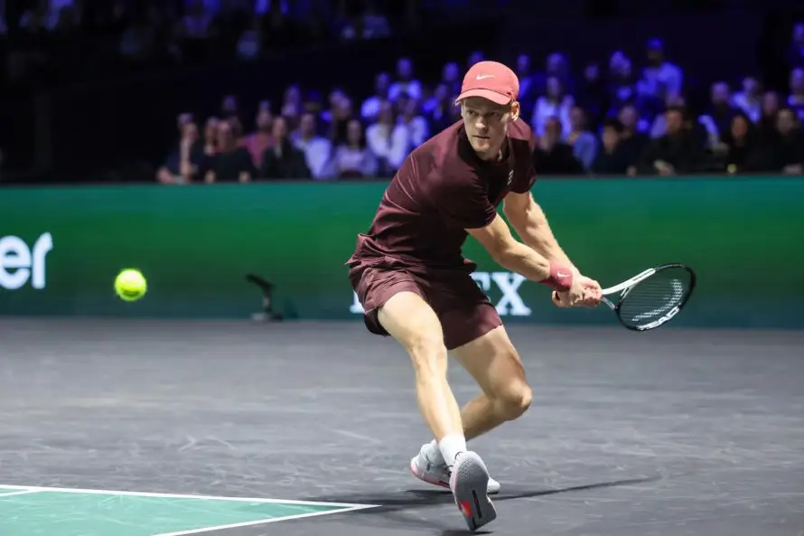 Jannik Sinner vence a Francisco Cerúndolo y avanza a cuartos en el Masters de París
