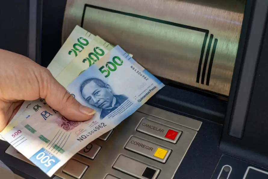 El peso mexicano alcanza su mejor nivel del año y cierra por debajo de los 18 pesos por dólar