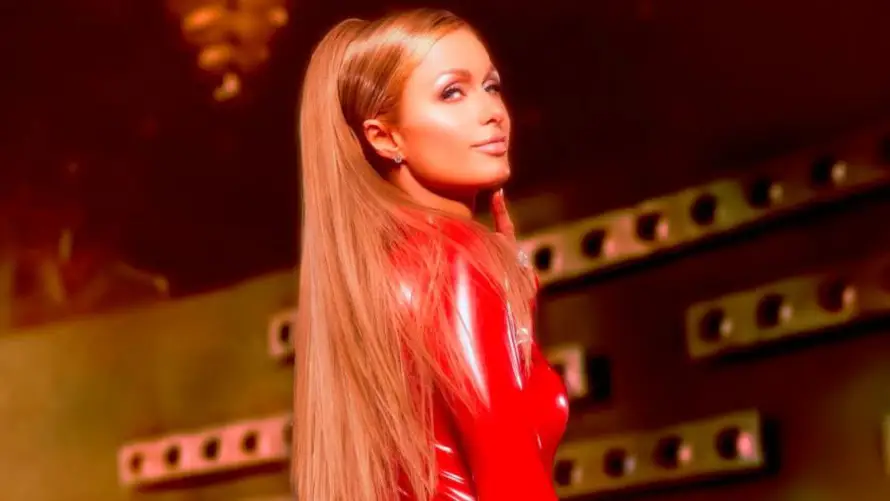 Paris Hilton hace homenaje a Britney Spears y su video "Oops!...I Did It Again"
