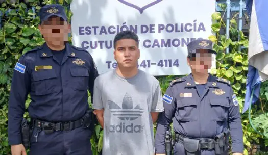 Capturan a sujeto acusado de asfixiar a otro y de tomarse fotografías haciendo señales de pandillas
