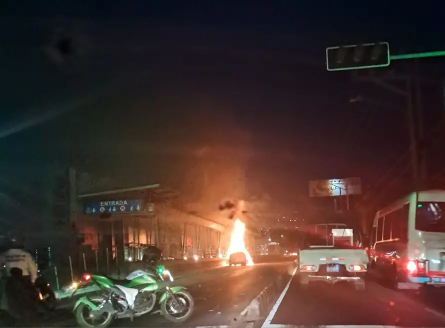 Un vehículo se incendia en el bulevar del Ejército