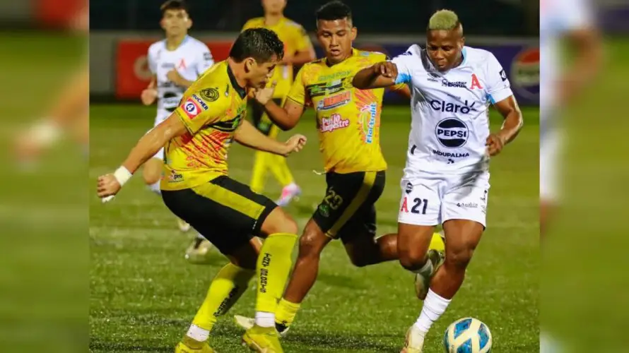 Alianza supera 2-1 a Platense y consolida su liderato en solitario