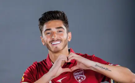 Josh Cavallo: "El fútbol masculino es un lugar muy tóxico para ser gay"