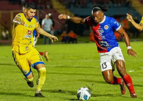 FAS sufre pero vence 2-1 a Municipal Limeño con gol "in extremis"