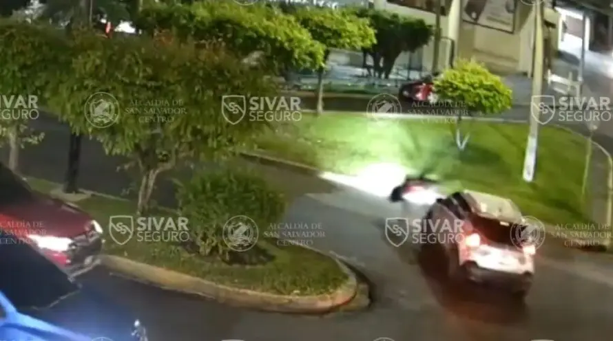 Video: Cámaras de Sivar Seguro captan aparatoso choque entre vehículo y motocicleta en la calle Motocros en San Salvador