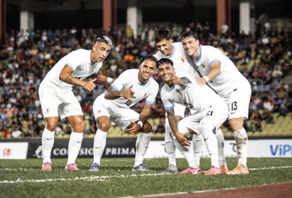 Uruguay amarga el debut de Cannavaro con triunfo 2-1 sobre Uzbekistán