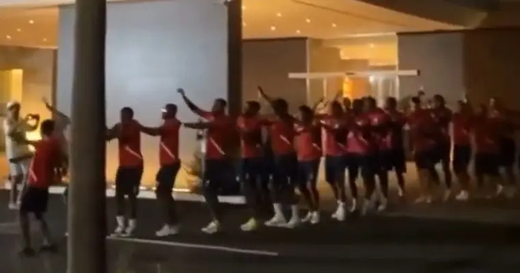 Afición panameña sorprende a Surinam con “serenata” antes del partido y los jugadores terminan “bailando”
