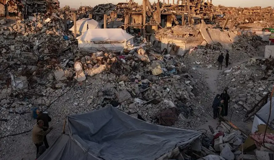 Lluvias inundan tiendas de desplazados en Gaza y agravan crisis