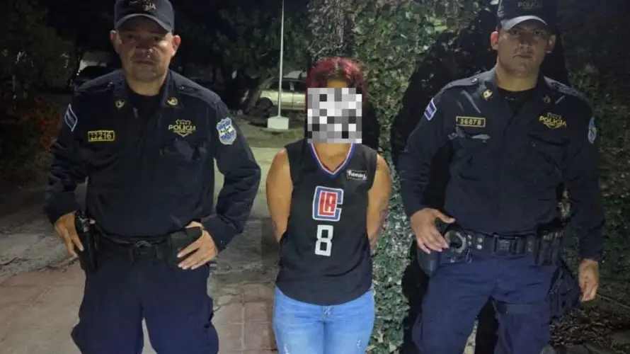 PNC detiene a menor por fotografiarse haciendo señas alusivas a pandillas en Chalatenango
