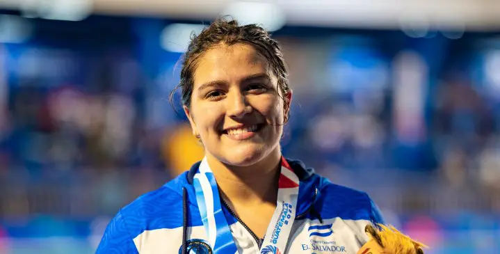 La salvadoreña Audrey Deras gana oro en 200 m pecho.