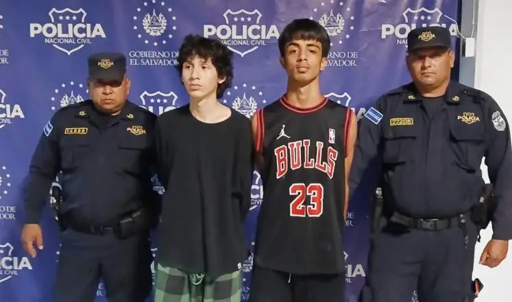 Arrestan a dos jóvenes señalados de esconder marihuana en el bolsillo de su pantalones en Santa Tecla