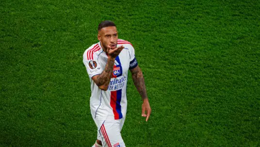 Lyon vence 2-0 al Basilea y suma tercera victoria en Liga Europa