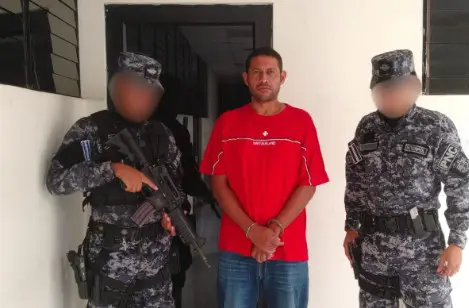 El Salvador entrega a Honduras un hombre acusado de traficar personas hacia EE.UU.