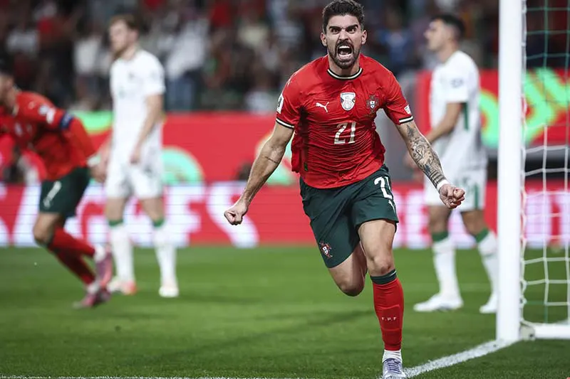 Rúben Neves rescata a Portugal en el cierre ante Irlanda.