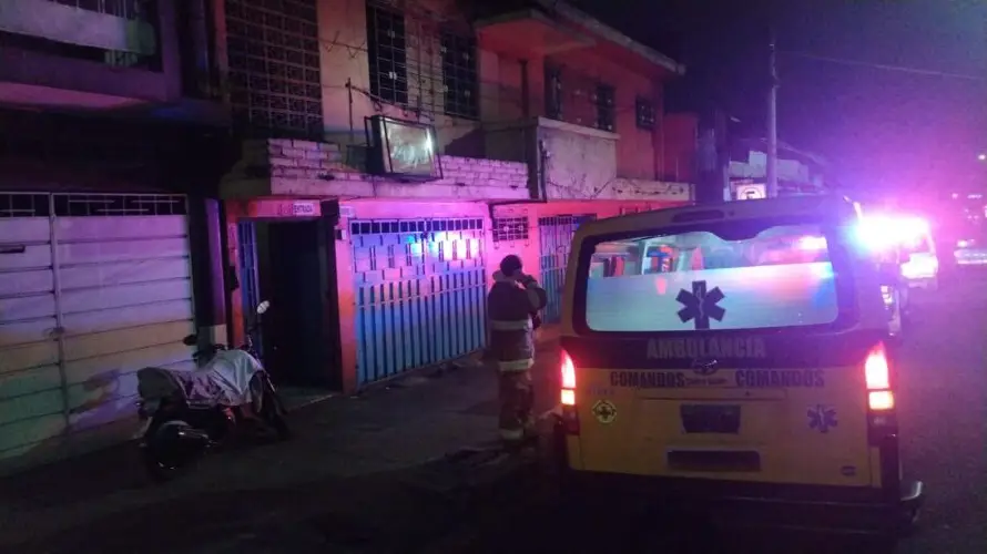 Incendio en una casa de huéspedes deja un lesionado en San Salvador