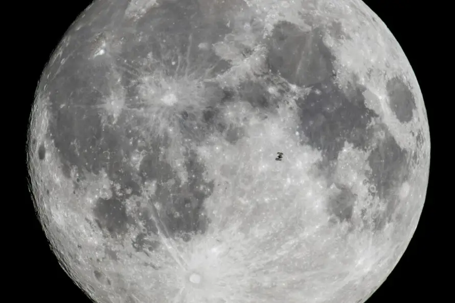 La Estación Espacial Internacional captada en primer plano de la Luna