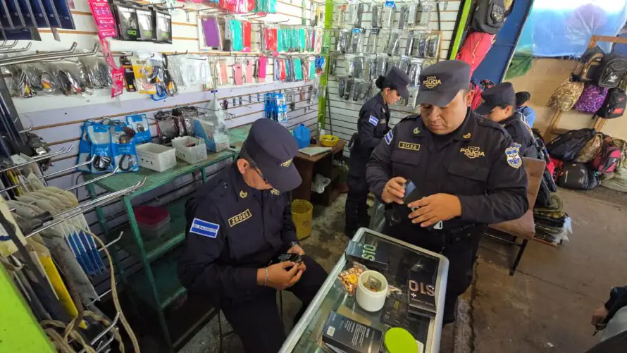 Allanan al menos 20 negocios señalados de comercializar celulares de manera ilegal en La Libertad