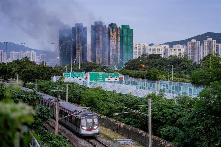 El incendio en Hong Kong ya está "bajo control total", dice el jefe del Ejecutivo local