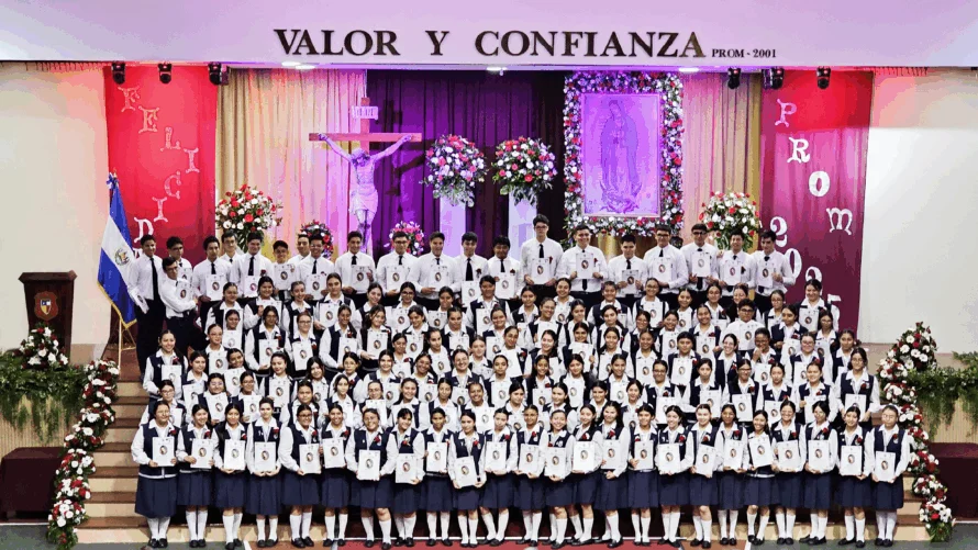 Colegio Guadalupano gradúa a su primera promoción mixta de bachilleres