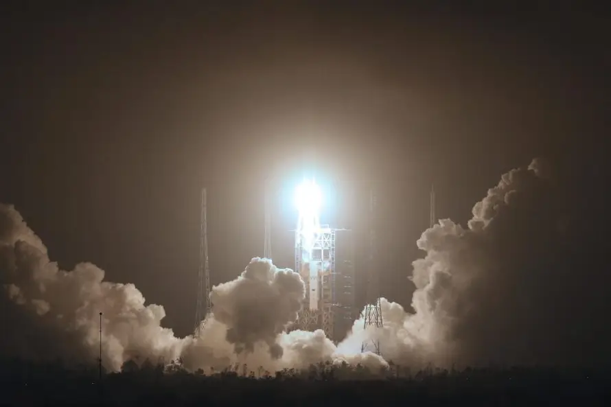 Astronautas chinos regresan tras récord de 204 días en órbita