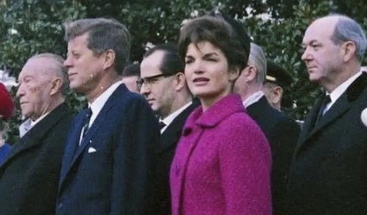 Abrigo de Jacqueline Kennedy encabeza la subasta de Bolsos y Moda de Sotheby's