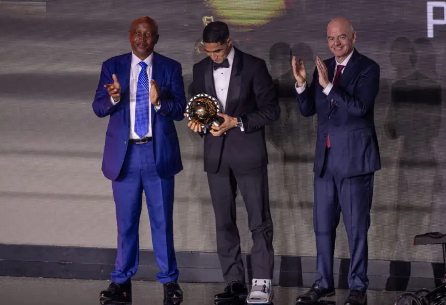 El lateral del PSG, Achraf Hakimi, gana el trofeo como mejor jugador africano del 2025
