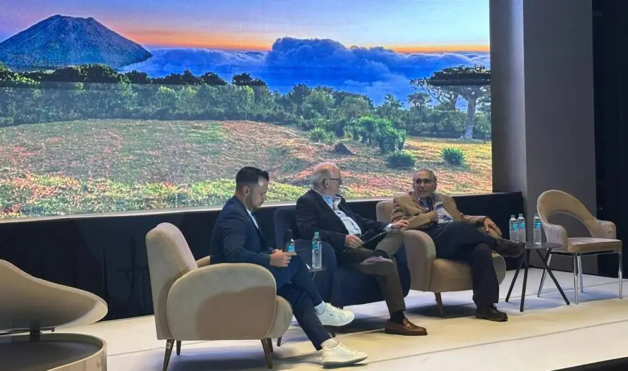 Don Ricardo Simán presentó el libro "El Salvador: Por amor a mi patria"