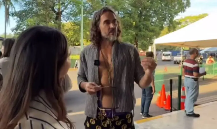 El actor Russell Brand llega a El Salvador para el evento Bitcoin Histórico