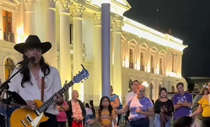 Una pequeña fan de Bad Bunny enternece al público en el Centro Histórico de Sivar