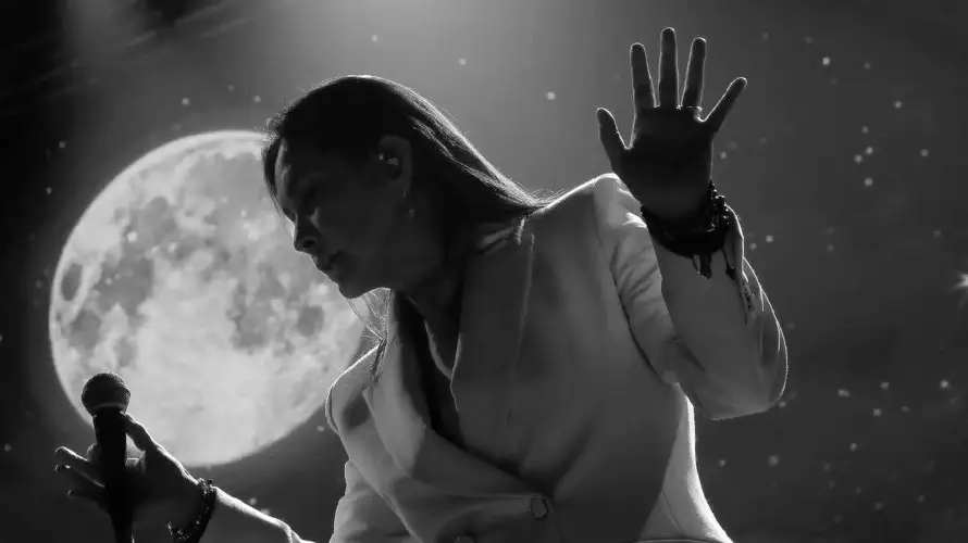 Ana Gabriel le cantará a la luna esta noche en el Gimnasio Nacional de El Salvador