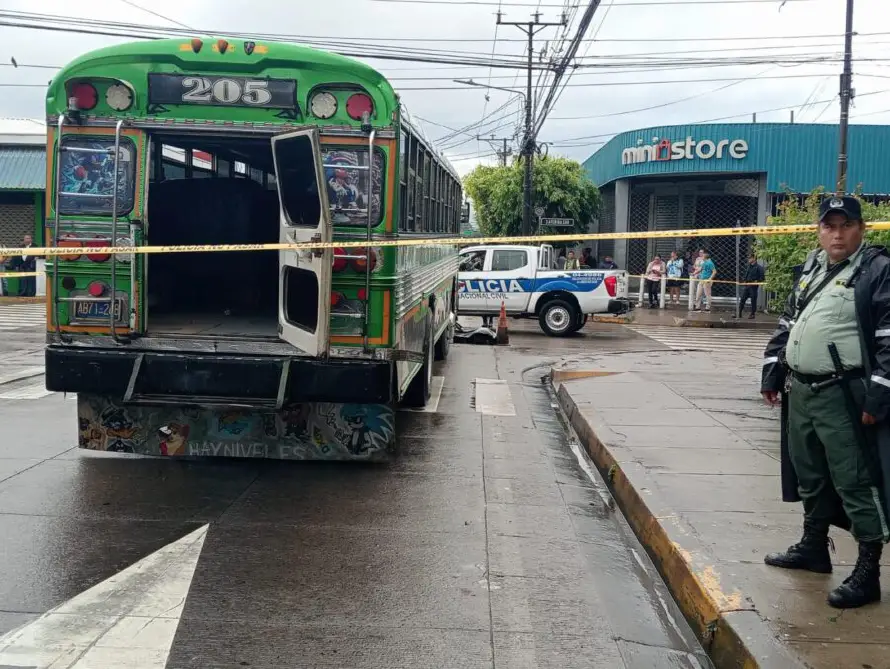 Una mujer muere atropellada por un autobús en Santa Tecla