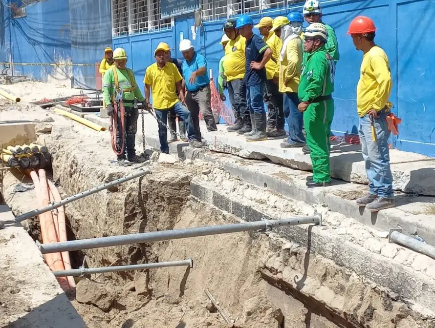 Dos trabajadores lesionados en accidente laboral en cableado subterráneo están fuera de peligro; un tercero sigue en observación según empresa