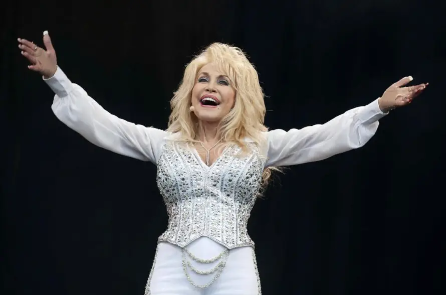 "No tengo tiempo para envejecer": Dolly Parton publica libro sobre su carrera